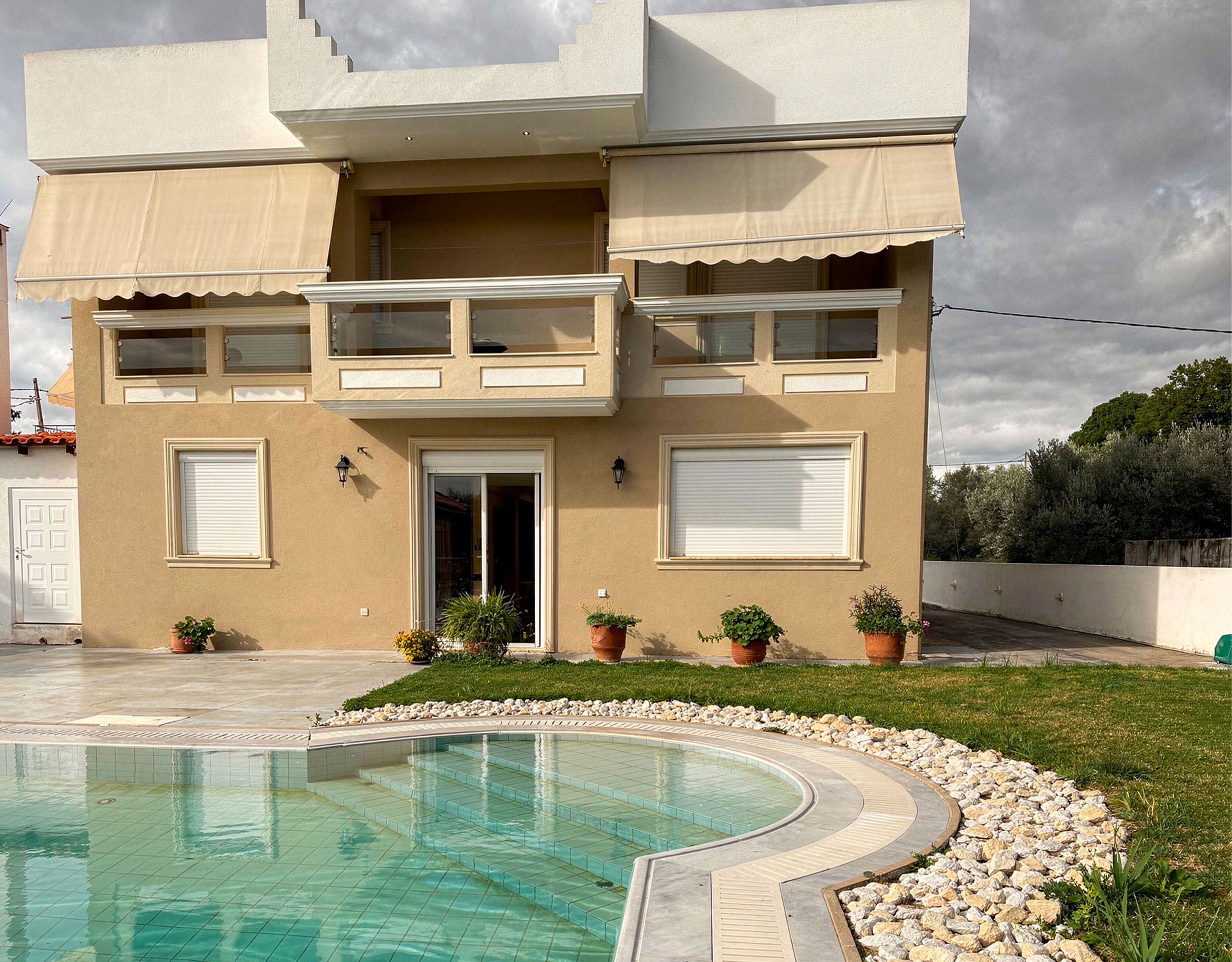Exterior façade of the detached maisonette on a 1,003 sqm plot in Eretria