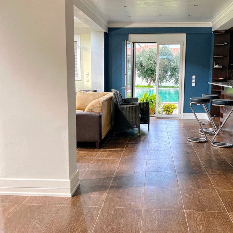 Open-plan living area with access to the garden at the Eretria maisonette