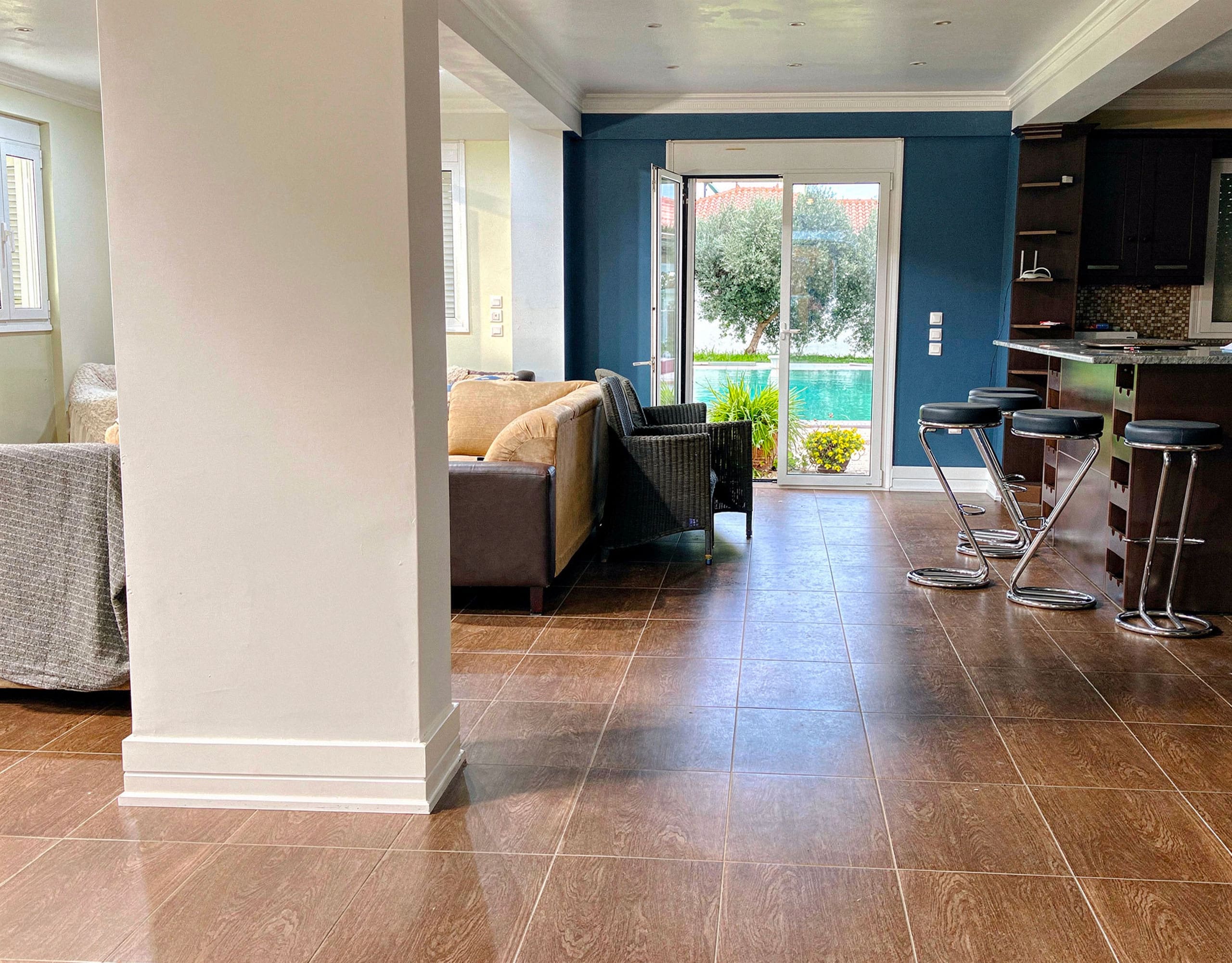 Open-plan living area with access to the garden at the Eretria maisonette