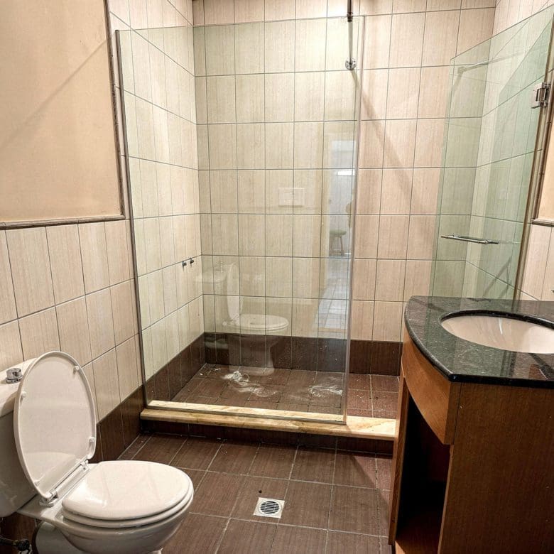 Bathroom with walk-in shower and WC in the Eretria maisonette