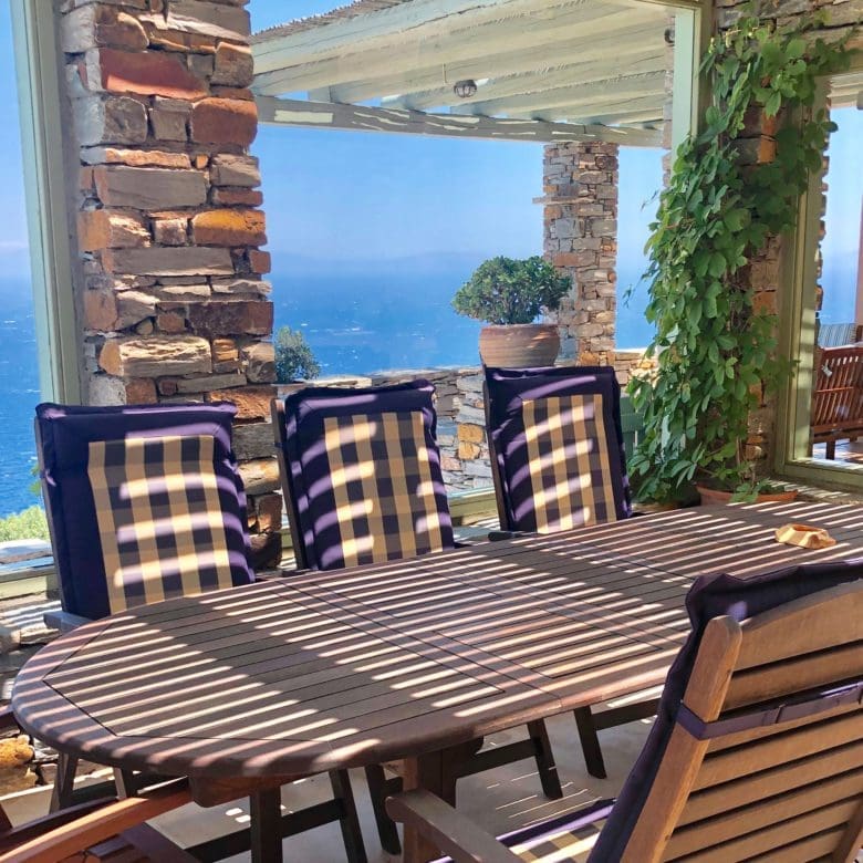 Outdoor dining area under pergola in Kea (Tzia) maisonette