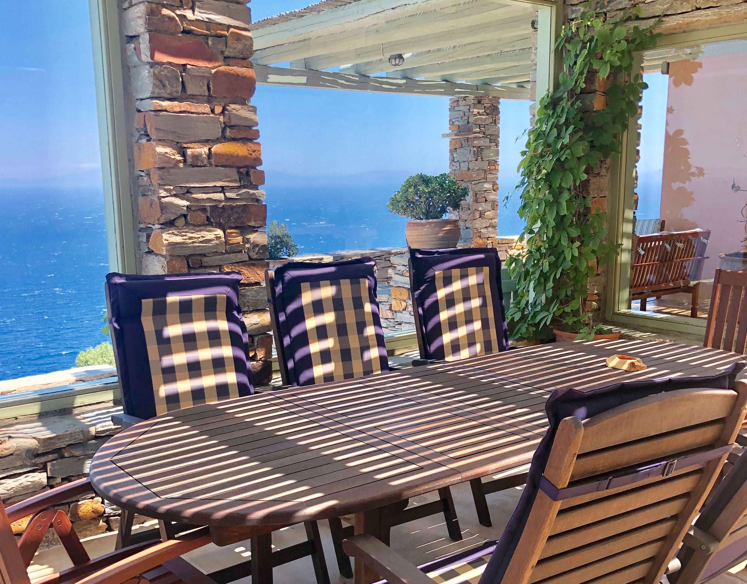 Outdoor dining area under pergola in Kea (Tzia) maisonette