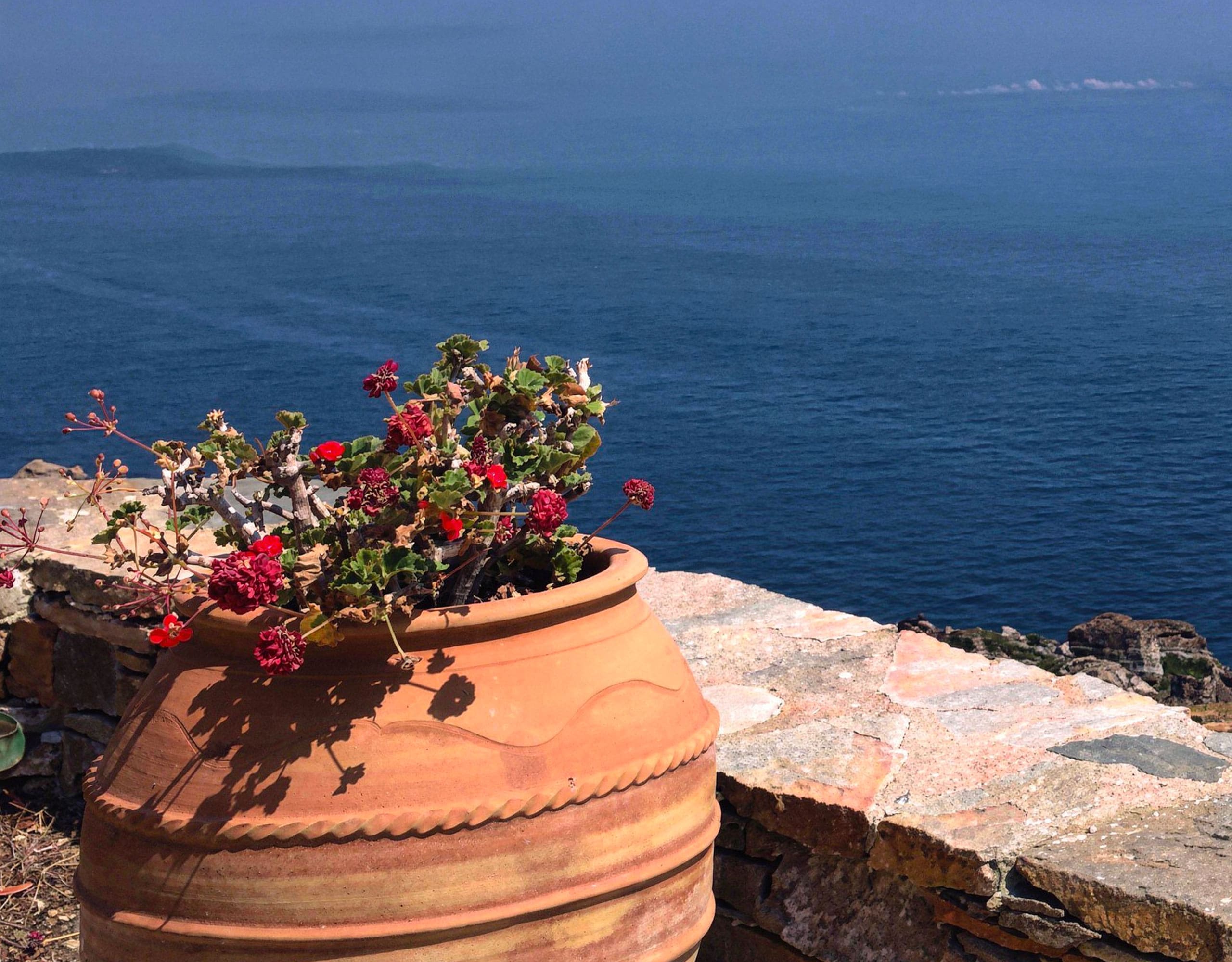 Shaded terrace seating under pergola in Kea (Tzia) maisonette