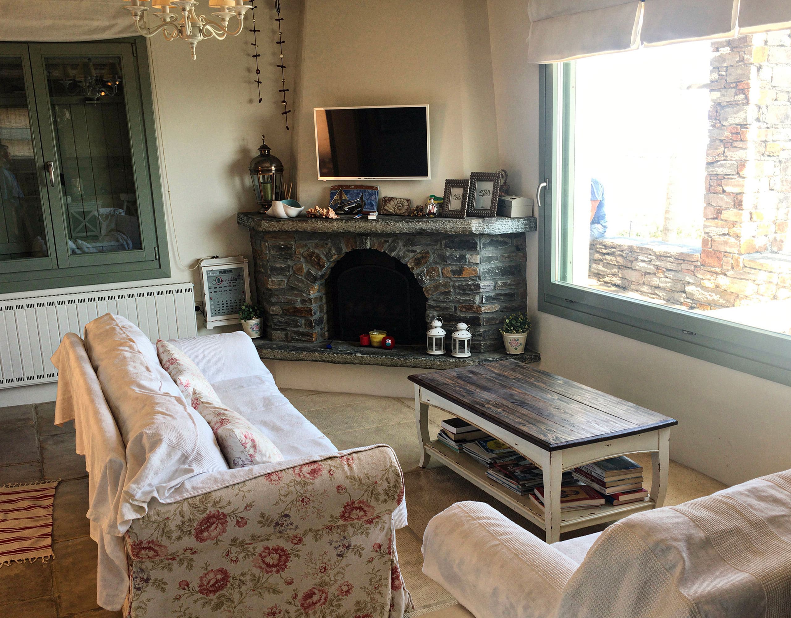 Living room with fireplace in Kea (Tzia) luxury maisonette