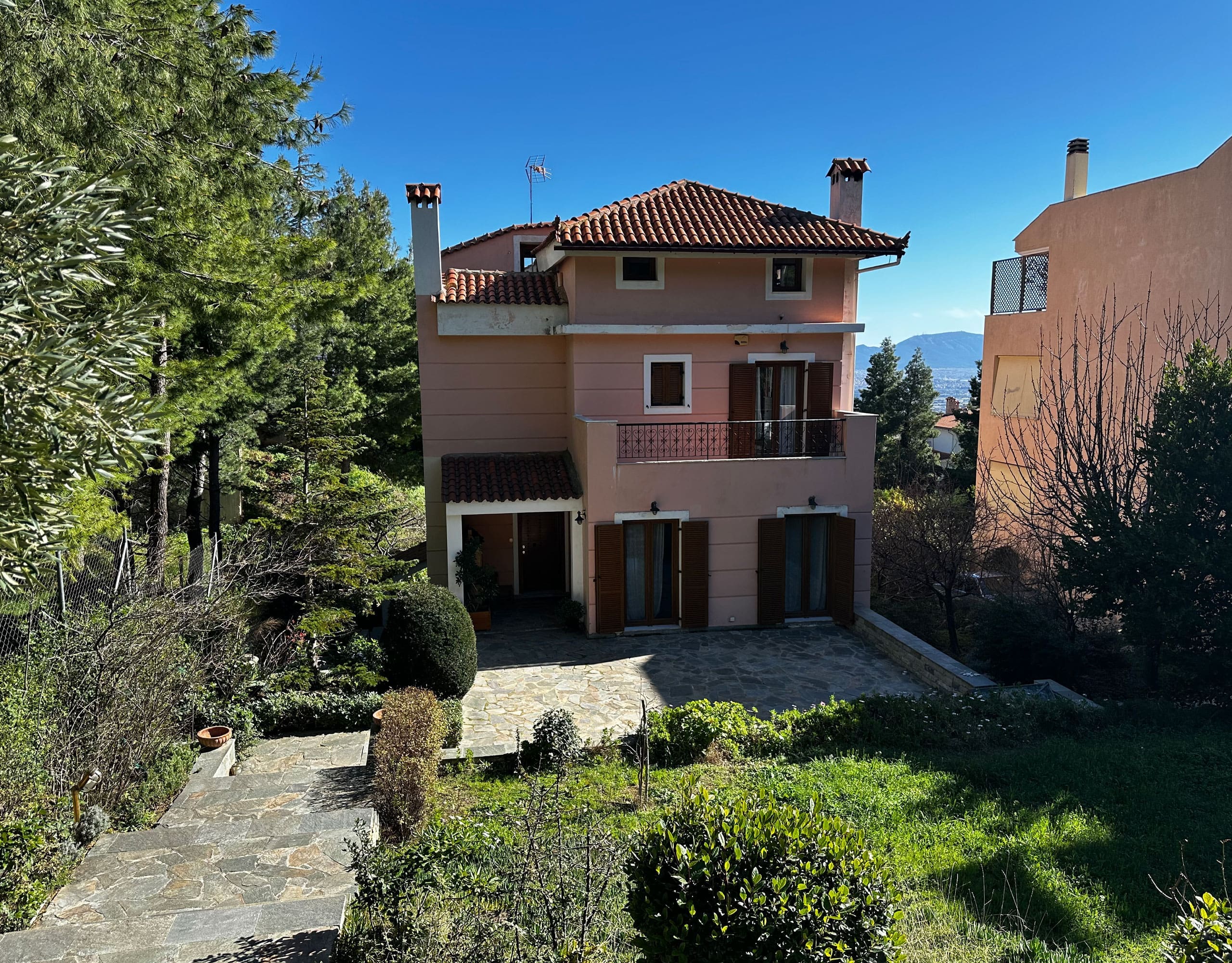 Plot | Thrakomakedones3 Detached house exterior in Thrakomakedones, Athens with garden and mountain views